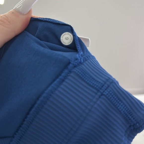 Lululemon energy bra long line ribbed in regatta blue. Size 6 - Picture 5 of 5